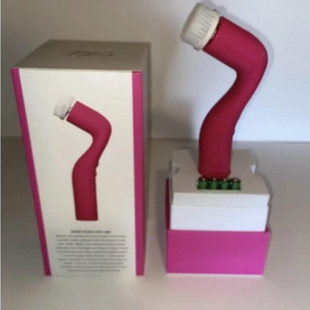 DERMA LUXE ADVANCED CLEANSING SYSTEM 2SPEEDS/ 4 CLEANSING HEADS